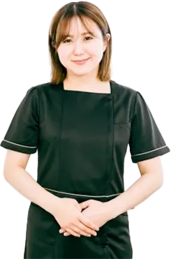 お問い合わせを待っているエステサロンのスタッフ女性