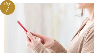 step01、スマホでLINE登録する女性