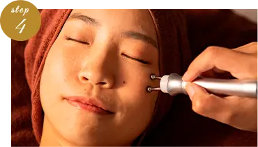 フェイシャルエステを受ける女性