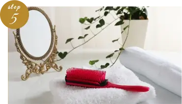 エステサロンの机の上に置かれた鏡と櫛