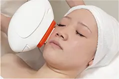 フェイシャルの施術を受ける女性