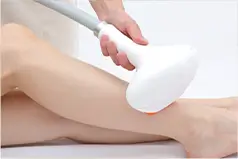 膝の脱毛を行う様子