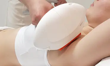 わきの脱毛を受ける女性