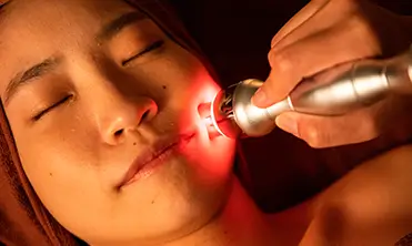 小顔のフェイシャルエステを受ける女性